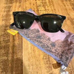 Sunski Polarized Black Sunglasses with Case